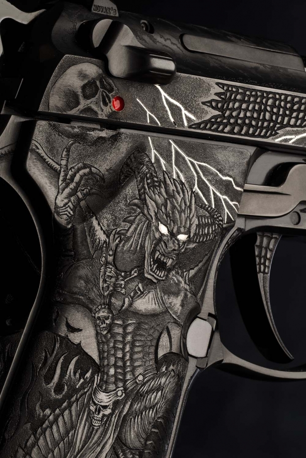 Beretta 98FS Demon: quando l'industria incontra l'arte Guancia destra