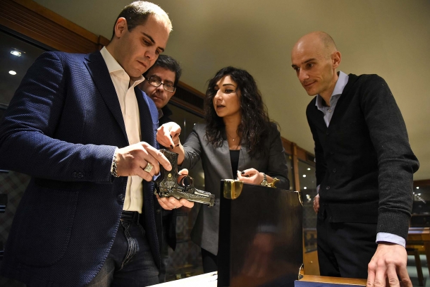 Al centro: Francesca Fiameni, Product Manager Beretta, ha gestito l'organizzazione dell'evento di consegna della pistola a Fabiano Visintini