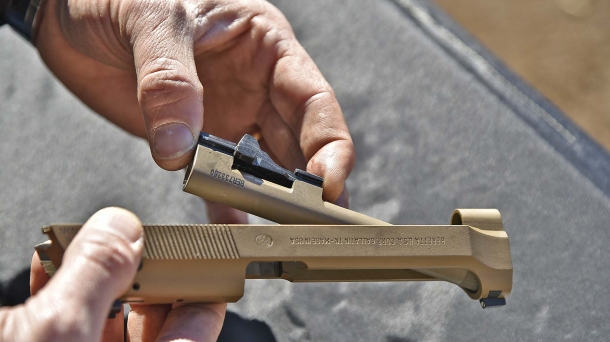 La canna della Beretta M9A3 presenta una finitura Cerakote, il blocchetto oscillante no