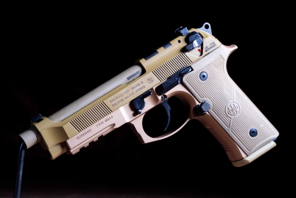 Beretta M9A4 cal. 9 Para - un'analisi dettagliata Le linee sono quelle classiche della M9, ma con numerosi aggiornamenti. Il colore FDE oggi è quasi d'obbligo.
