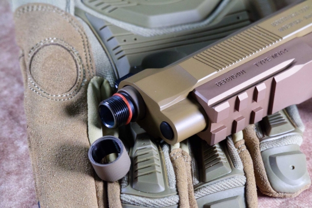 Beretta M9A4 cal. 9 Para - un'analisi dettagliata Il vivo di volata filettato con l'anello parafiletto e la slitta Picatinny sul dust cover.