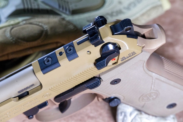 Beretta M9A4 cal. 9 Para - un'analisi dettagliata Dettaglio delle fresature per il montaggio del punto rosso e della leva con sola funzione abbatticane.