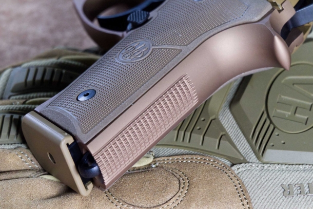 Beretta M9A4 cal. 9 Para - un'analisi dettagliata L'impugnatura è zigrinata sia sul dorso che anteriormente. La parte alta è però correttamente liscia, a permettere alla mano di assestarsi con la presa bene in alto.