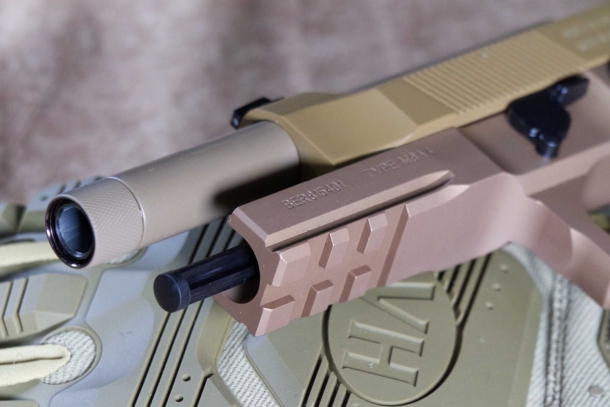 Beretta M9A4 cal. 9 Para - un'analisi dettagliata Il carrello arretrato evidenzia il guidamolla polimerico a sezione cruciforme.