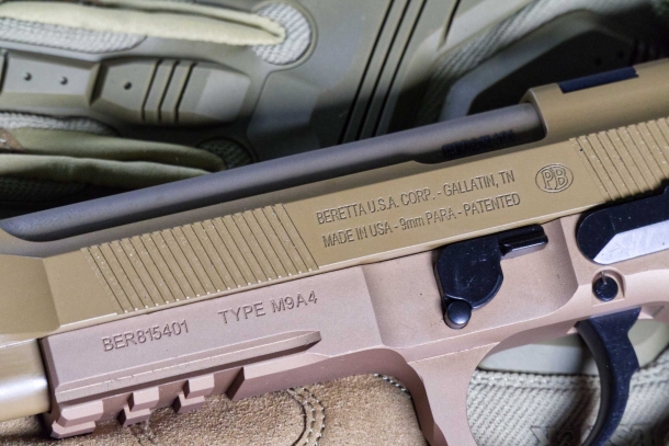 Beretta M9A4 cal. 9 Para - un'analisi dettagliata Carrello e fusto sono di due tonalità diverse, e ricchi di scritte.