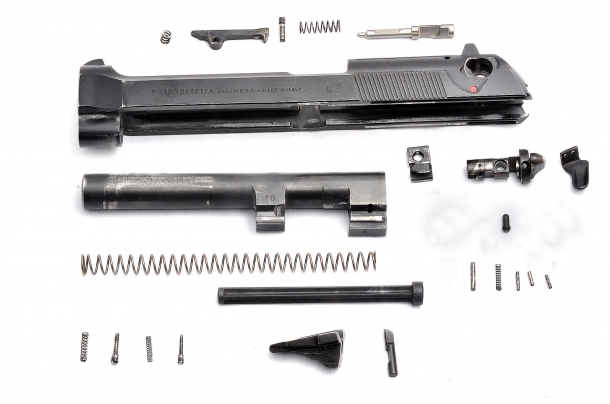 Una Beretta che non vedremo mai Il carrello della Beretta serie 92 composto da oltre 20 parti. Lo smontaggio completo, per comprensione della visuale ha richiesto una seconda immagine per le parti del fusto.