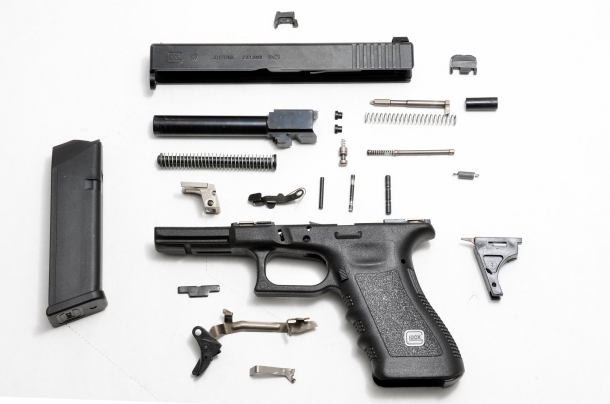 La Glock completamente smontata mostra la sua semplicità meccanica. Poco più di 30 parti nel rispetto della filosofia che dice: quello che non c'è non si rompe