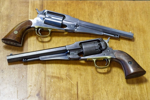 Black powder: preloaded spare cylinders in cap and ball revolvers Two original Remington 1858; in the cartridge conversion (above) and in the cap and ball one the cylinder can be extracted in the same way. (Uberti's collection)
