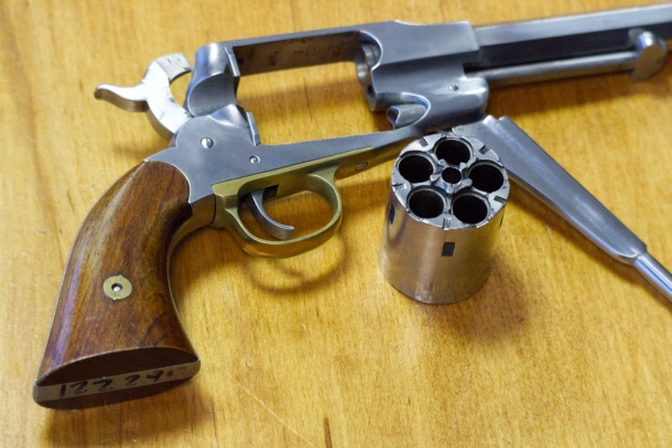 Black powder: preloaded spare cylinders in cap and ball revolvers Though a cartridge conversion (like that used by Clint Eastwood in Pale Rider) we can observe the way the cylinder can be removed with relative ease from the revolver. (Original from Uberti’s collection)
