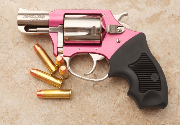 Charter Arms: "l'altro" revolver americano Il rilancio del marchio Charter Arms negli ultimi anni ha visto anche l'introduzione di versioni più... vivaci! Ma proprio per questo più al passo con i gusti di parte dell'attuale clientela americana