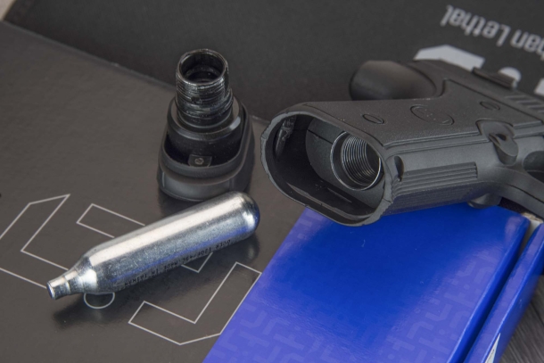 LTL Alfa 1.50: l'alternativa Less Than Lethal di Chiappa Firearms La bomboletta CO2 si trova alloggiata all'interno dell'impugnatura della pistola