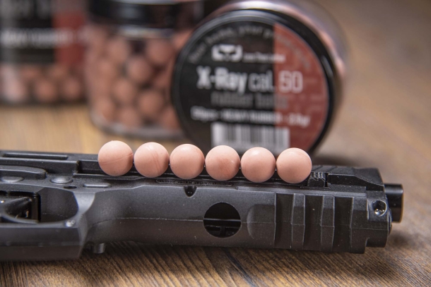LTL Alfa 1.50: l'alternativa Less Than Lethal di Chiappa Firearms I proiettili in gomma dura calibro .50 vengono caricati attraverso un foro posto sotto il fusto della pistola