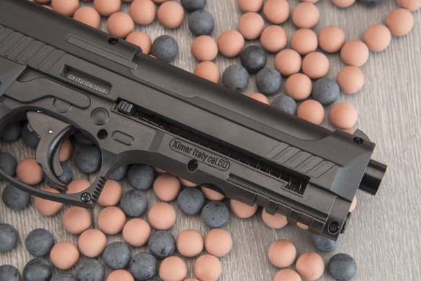 LTL Alfa 1.50: l'alternativa Less Than Lethal di Chiappa Firearms Sotto la canna si trova il serbatoio dei proiettili, con il cursore a molla che alimenta il sistema