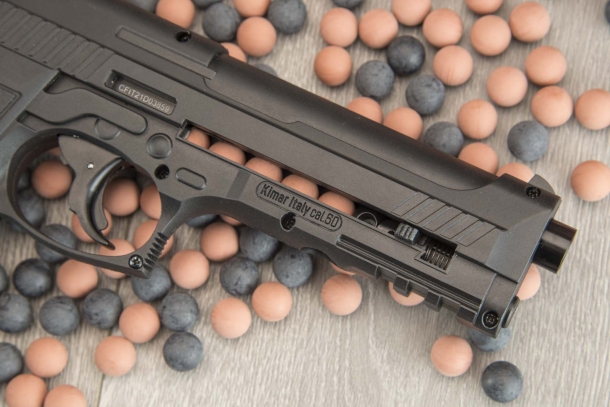 LTL Alfa 1.50: l'alternativa Less Than Lethal di Chiappa Firearms Una volta caricati, i proiettili sono visibili all'interno del serbatoio sotto la canna