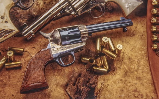 Colt 1873 Single Action Army Uberti 1873 SAA con finitura charcoal blue e impugnatura in legno zigrinato