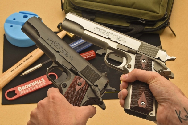 A sinistra una Colt 1911 Serie 80, a destra la Mark IV Serie 70 oggetto di questo articolo