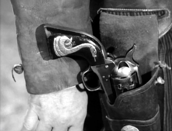 Il serpente e la Colt: storia del serpente della pistola di Clint Eastwood Scena dall'episodio "Incidente ad Alabaster Plain" della serie Rawhide, in cui si vede bene la Colt col serpente a sonagli portata dal pistolero Ward Mastic.