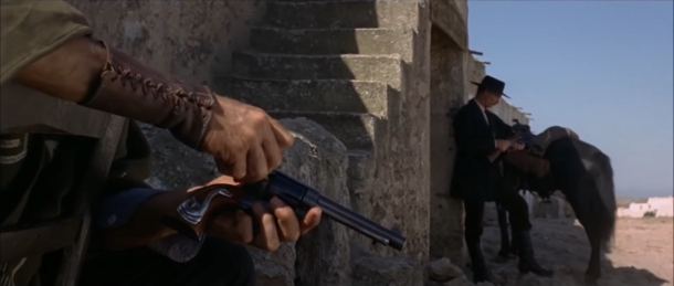 Il serpente e la Colt: storia del serpente della pistola di Clint Eastwood La Colt con il serpente, in una sequenza del film "Per Qualche Dollaro In Più"