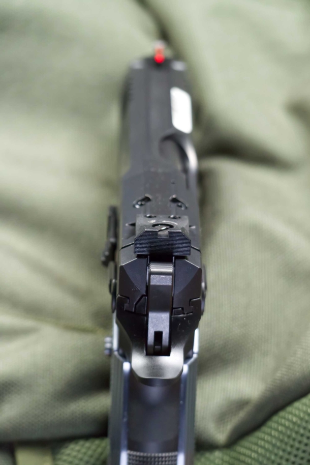 CZ Shadow 2 Compact - primo contatto Il mirino a fibra ottica rossa e la tacca di mira nera e finemente rigata presentano un quadro di mira ben contrastato.