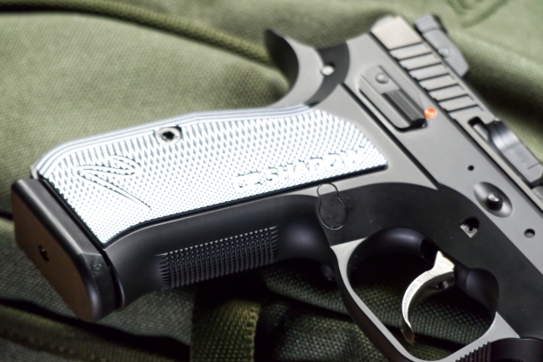 CZ Shadow 2 Compact - primo contatto L'impugnatura presenta guancette in lega fresate, con il logo Shadow 2, e zigrinatura su ambo i lati. La sicura è ambidestra.