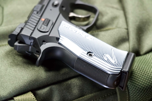 CZ Shadow 2 Compact - primo contatto Lo zigrino dorsale lascia la mano libera di scivolare in su al momento dell'estrazione per tenere l'arma quanto più bassa possibile sulla mano.