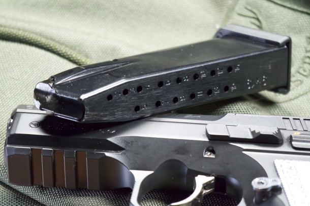 CZ Shadow 2 Compact - primo contatto Il caricatore da 15 colpi, ma l'arma può usare anche i caricatori più lunghi