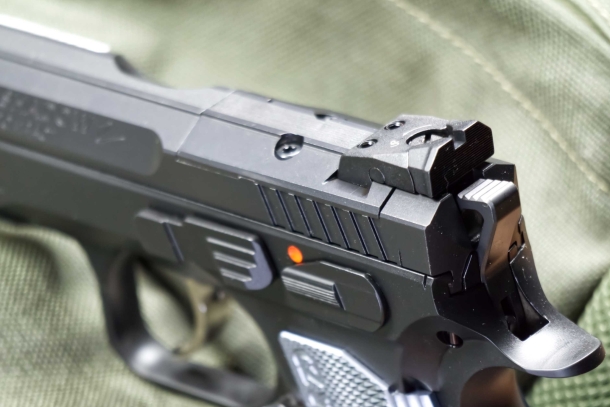 CZ Shadow 2 Compact - primo contatto La piastra che chiude la fresatura per il punto rosso, con la tacca di mira.