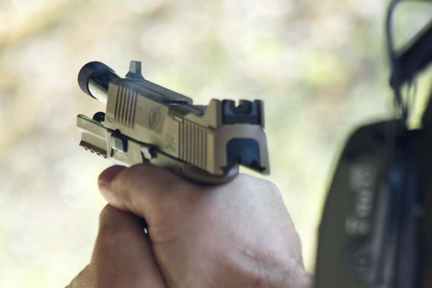 Le mire di tipo "suppressor" con tacca protetta da due cospicue alette