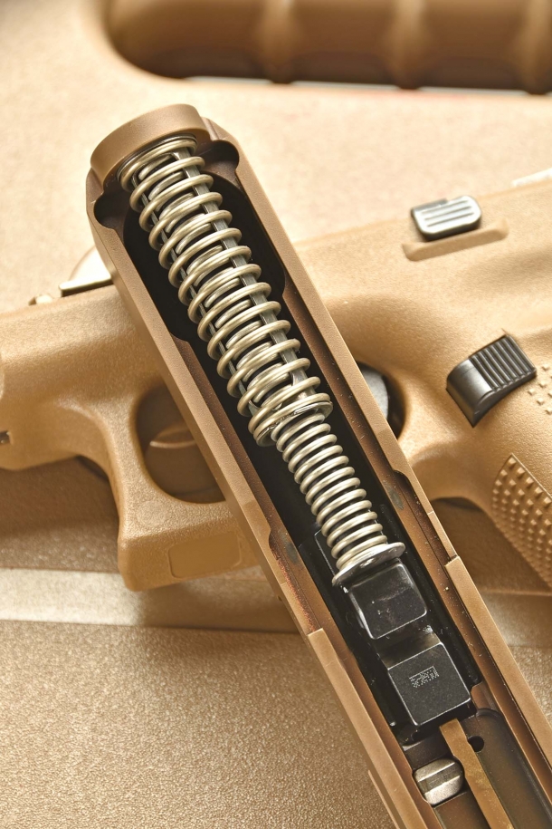 Il sistema  di recupero si avvale di una doppia molla prigioniera che limita notevolmente il rilevamento e facilità lo smontaggio dell’arma.