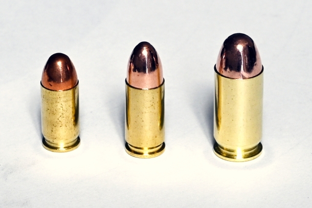 Glock 17 gen 5 in calibro 9mmX19 da sinistra: la .380 ACP (9 corto) il 9mm x 19 (9Luger) e la .45 ACP. Queste tre cartucce, demonizzate in passato senza motivo, sono oggi tutte disponibili per il popolo dei tiratori nostrani