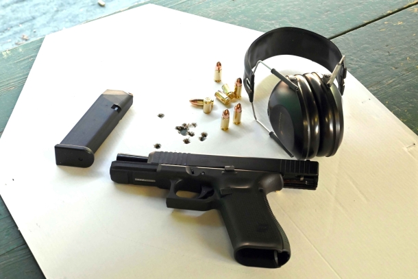 Glock 17 gen 5 in calibro 9mmX19 una rosata effettuata sempre alla distanza di 7 metri, tirando colpi in velocità e in successione, il risultato sul bersaglio non è male