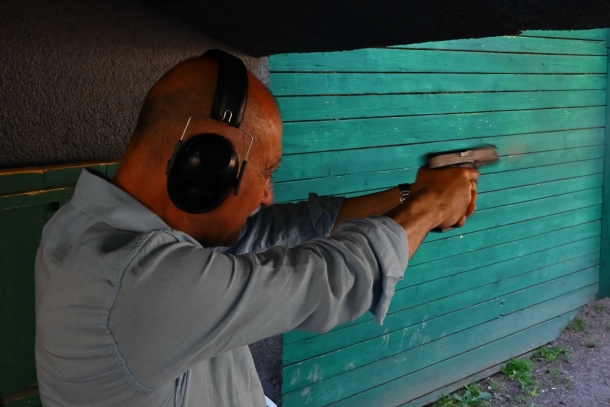 Glock 17 gen 5 in calibro 9mmX19 l'autore al tiro mentre utilizza per la prima volta il calibro 9mm parabellum, vietato ai civili fino a pochi mesi fa