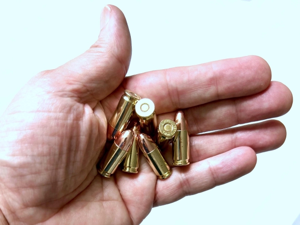Glock 17 gen 5 in calibro 9mmX19 tenere in mano una manciata di cartucce 9mmx19, poterle sparare senza infrangere la legge è una soddisfazione per noi appassionati di armi. Chi non lo è, non può capire