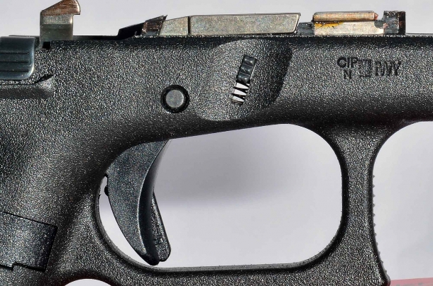 Glock G19 Gen5 calibro 9mm Si intravede nella fessura di scorrimento la molla a spirale che comanda il pulsante di smontaggio della Glock G19 Gen 5 calibro 9mm