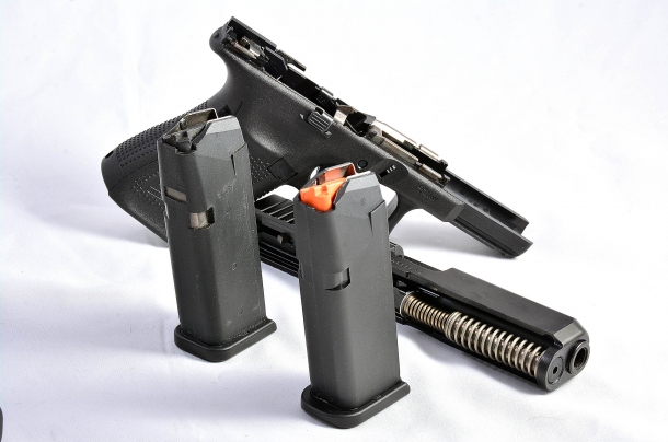 Glock G19 Gen5 calibro 9mm i caricatori di ultima generazione, rispetto ai precedenti, hanno l'elevatore rosso e il fondello maggiorato per favorirne la presa