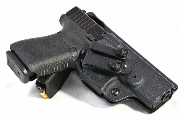 Glock G19 Gen5 calibro 9mm la leva bilaterale non da particolari problemi quando si inserisce l'arma in fondine dedicate a modelli precedenti. in questo caso una fondina Radar inside modificata per la Glock G19
