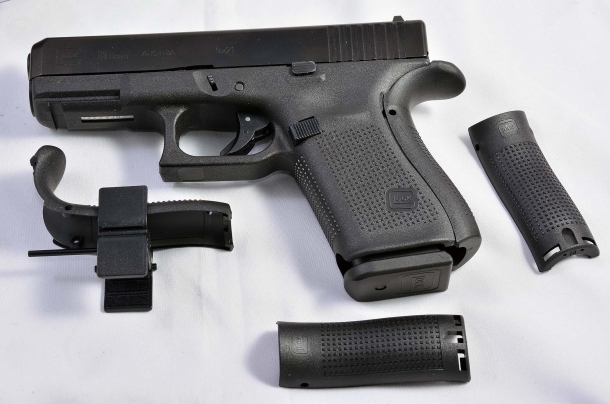Glock G19 Gen5 calibro 9mm i dorsalini o backstrap possono essere adattati in prova senza bisogno di inserire il perno, facilitandone la scelta