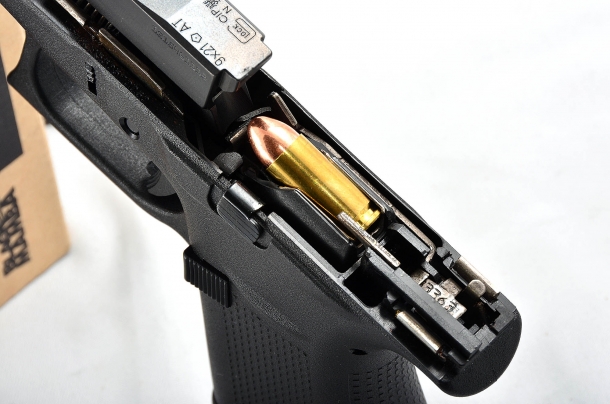 La piccola Glock G43 Slimline La presentazione della cartuccia, in asse con la canna, favorisce l’alimentazione durante il tiro