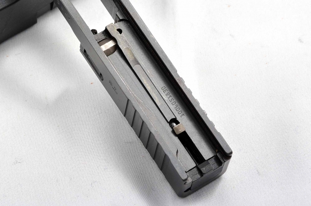La piccola Glock G43 Slimline Glock G43 Slimline calibro 9mm - Il barilotto della sicura al percussore modificato rispetto ai precedenti modelli