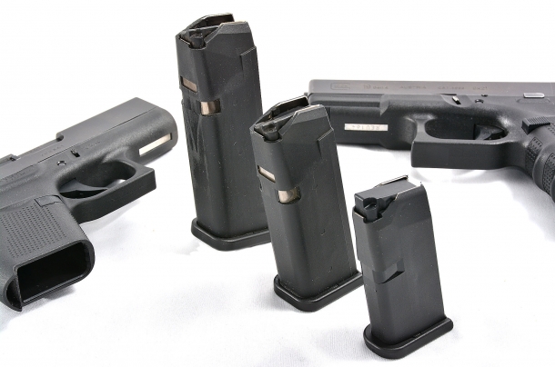 La piccola Glock G43 Slimline I caricatori delle tre sorelle. In alcuni paesi la riduzione dei colpi voluta da particolari imposizioni legali, limita il divario di capacità di fuoco della Glock G43 che ha un caricatore da 6 cartucce