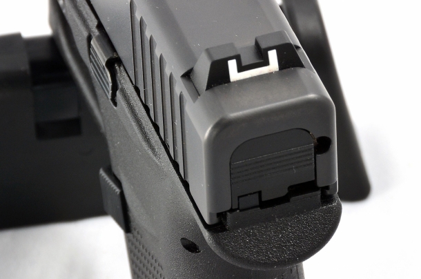 La piccola Glock G43 Slimline La tacca di mira fissa è dotata del contorno bianco di riferimento detto “white outline”