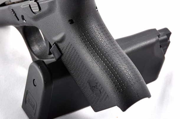 La piccola Glock G43 Slimline La zigrinatura ricopre la quasi totalità del fusto garantendo una salda impugnatura