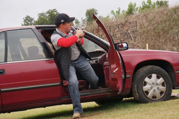 IDPA: uno sport tutto giocato in... difesa! Il tiro IDPA si focalizza su simulazioni realistiche e tecniche di tiro difensivo