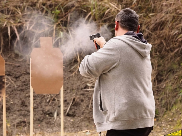IDPA: uno sport tutto giocato in... difesa! Sebbene non sia obbligatorio, iscriversi a un Club è senz'altro il modo più rapido per avvicinarsi al tiro IDPA