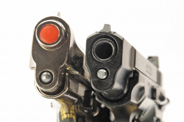 Closed barrel muzzle, with a red plug: it's a Top Firing blank pistol. Open muzzle: it's a Front Firing signal pistol