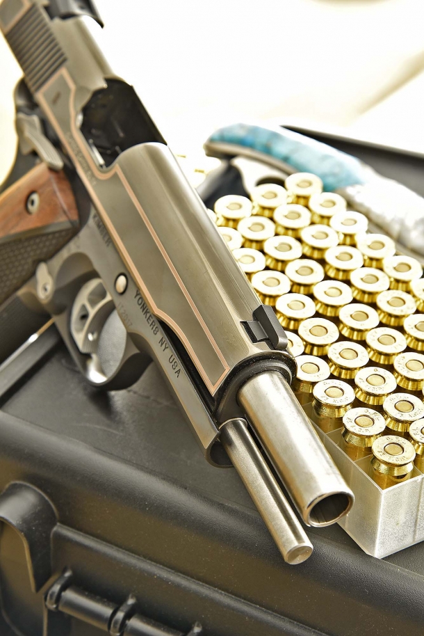 La Kimber Classic Carry Elite presenta un'asta guidamolla di lunghezza standard militare