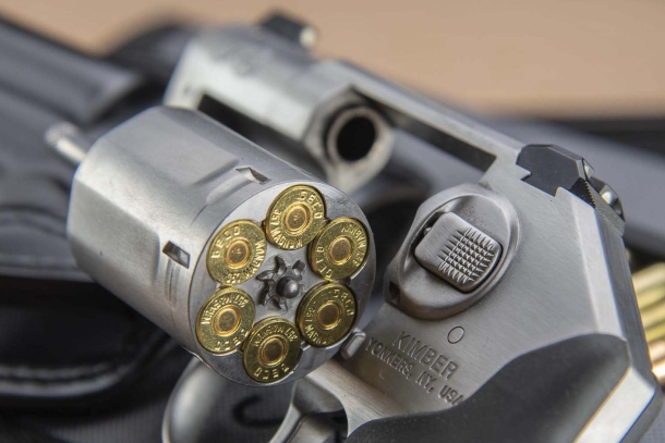 Revolver Kimber K6s in calibro .357 Magnum il tamburo porta sei colpi, un'autonomia di fuoco simile a quella delle pistole subcompact, sufficiente a risolvere qualsiasi situazione
