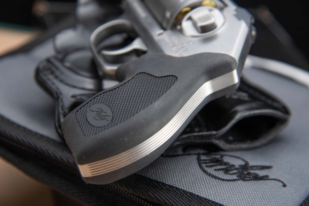 Revolver Kimber K6s in calibro .357 Magnum nonostante le dimensioni ridotte, l'impugnatura in neoprene e i solchi verticali posteriori, assicurano un ottimo grip durante il tiro