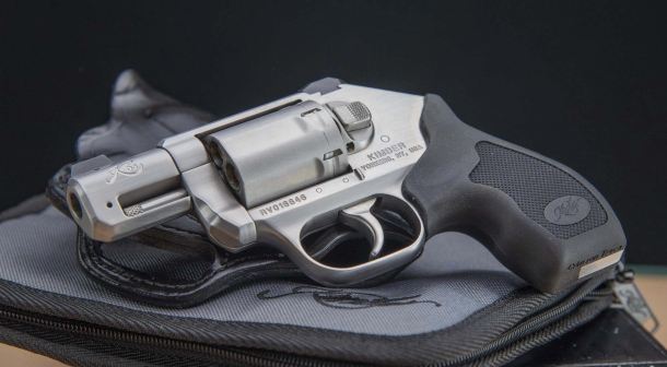 Revolver Kimber K6s in calibro .357 Magnum il lato sinistro del revolver Kimber K6s. si nota il pulsante d'apertura dalla particolare forma rettangolare.