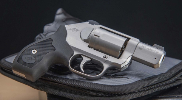 Revolver Kimber K6s in calibro .357 Magnum il lato destro del revolver Kimber K6s. si nota la vite Allen che tiene in sede la cartella laterale